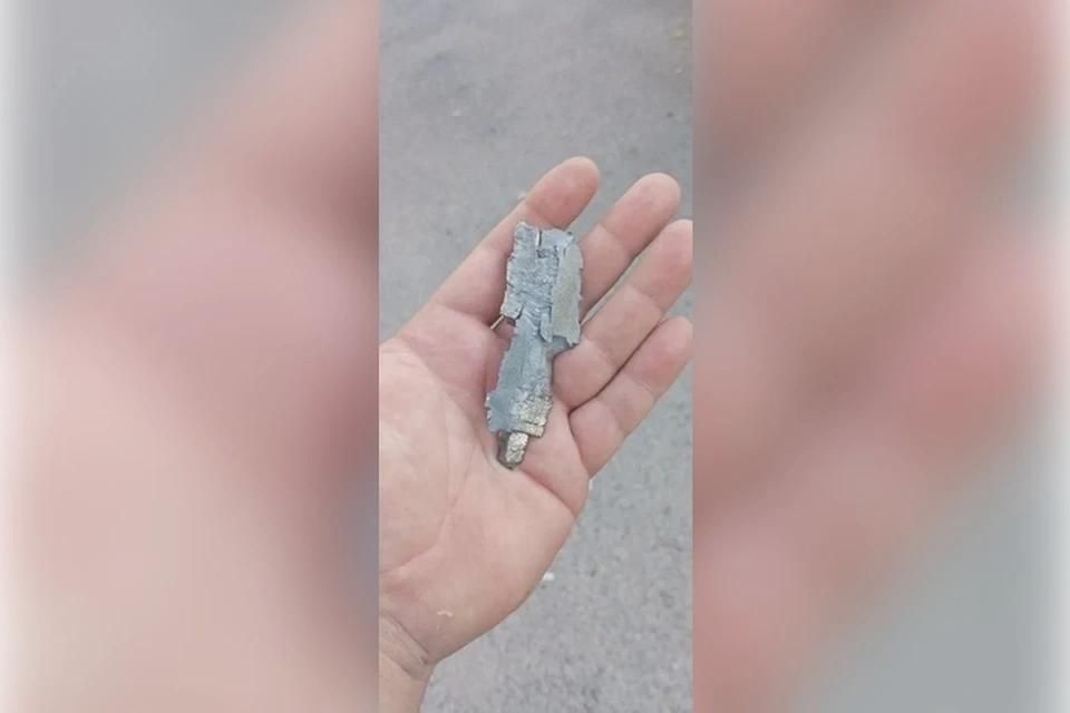 Глава Энергодара показал осколки украинских снарядов, взорвавшихся в городе