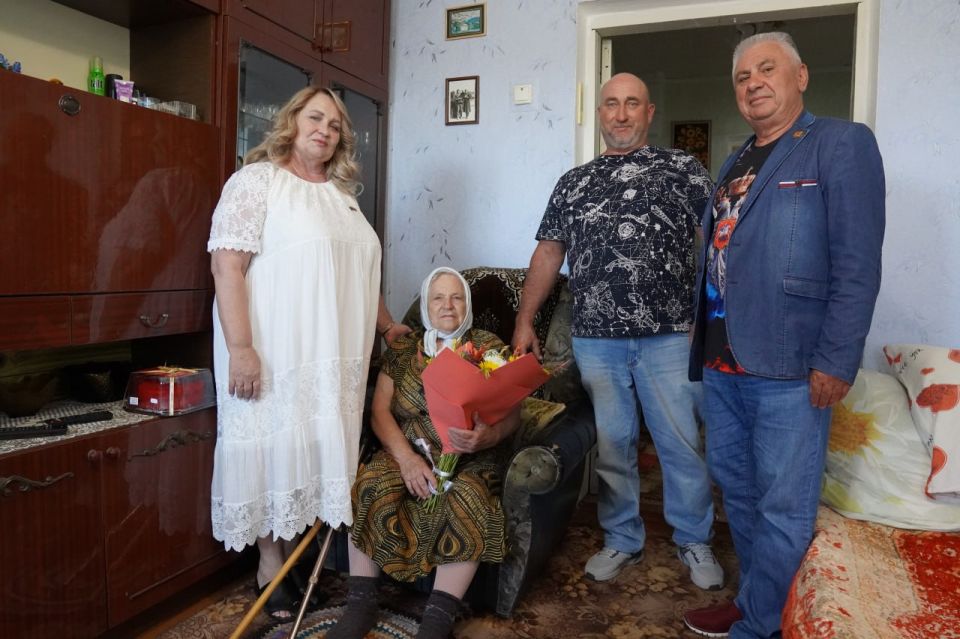 В Бердянском районе продолжаются поздравления ветеранов: Почтили жительницу села Шевченково