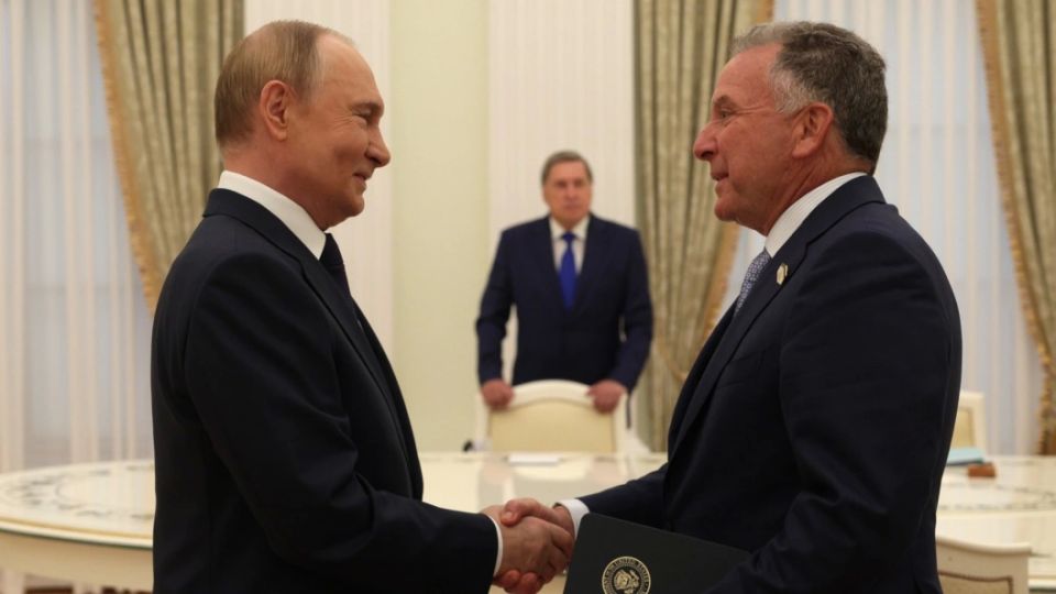 Россия ловко обыграла Америку. Спецпосланник США нарушил протокол на встрече с Путиным