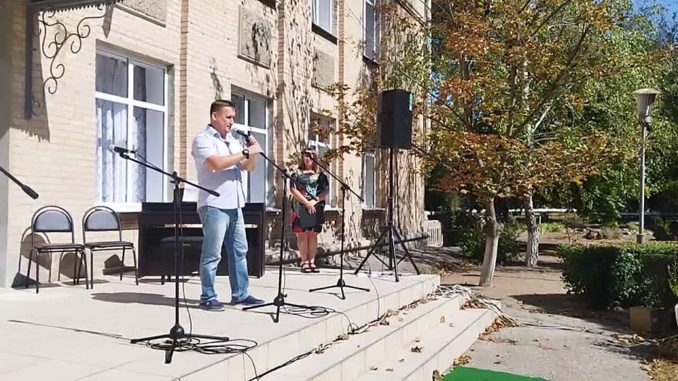 29 августа Акимовская детская школа искусств приветливо распахнула свои двери для юных любителей музыки, театра, живописи и хореографии — в образовательном учреждении прошел День открытых дверей