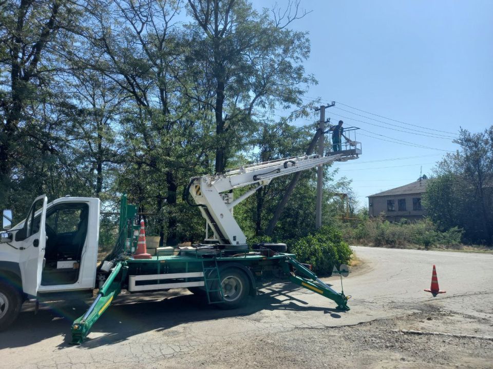 Специалистами МУП "Акимовского ЖКХ" были осуществлены работы по восстановлению уличного освещения по улице 40 лет Победы пгт Акимовка