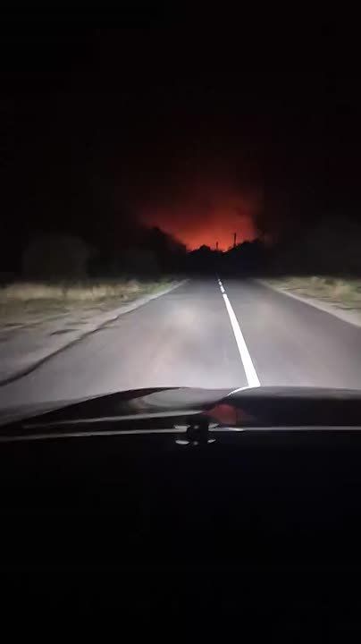 Чингис Дамбиев: Зарево пожара после ракетно-артиллерийского удара ВС РФ по позициям украинских боевиков в н.п. Новокатериновка во временно оккупированной киевским режимом части Запорожской области Российской Федерации