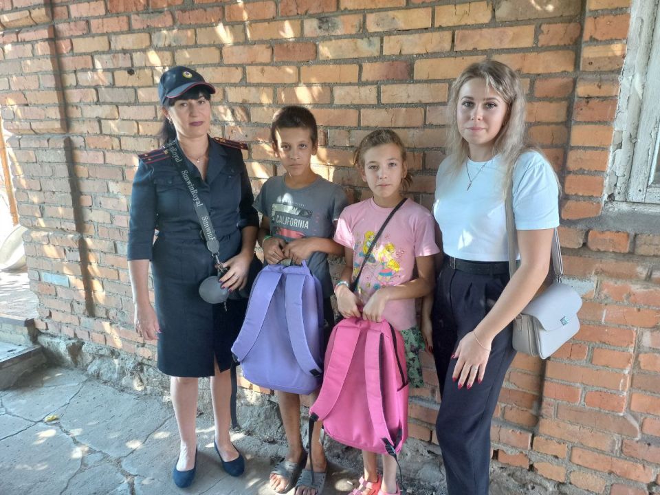 В канун нового учебного года Комиссия по делам несовершеннолетних и защите их прав администрации Токмакского муниципального округа совместно с ОМВД России «Токмакский» присоединились к Всероссийской ежегодной акции «Помоги...