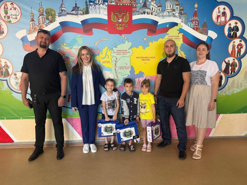 Алёна Трокай: Совместно с Главой Веселовского муниципального округа Игорем Александровичем Гагариновым, Иваном Николаевичем Дорошенко, генеральным директором АО "Щит Феникса", и Титовым Николаем Николаевичем, в преддверии 1...