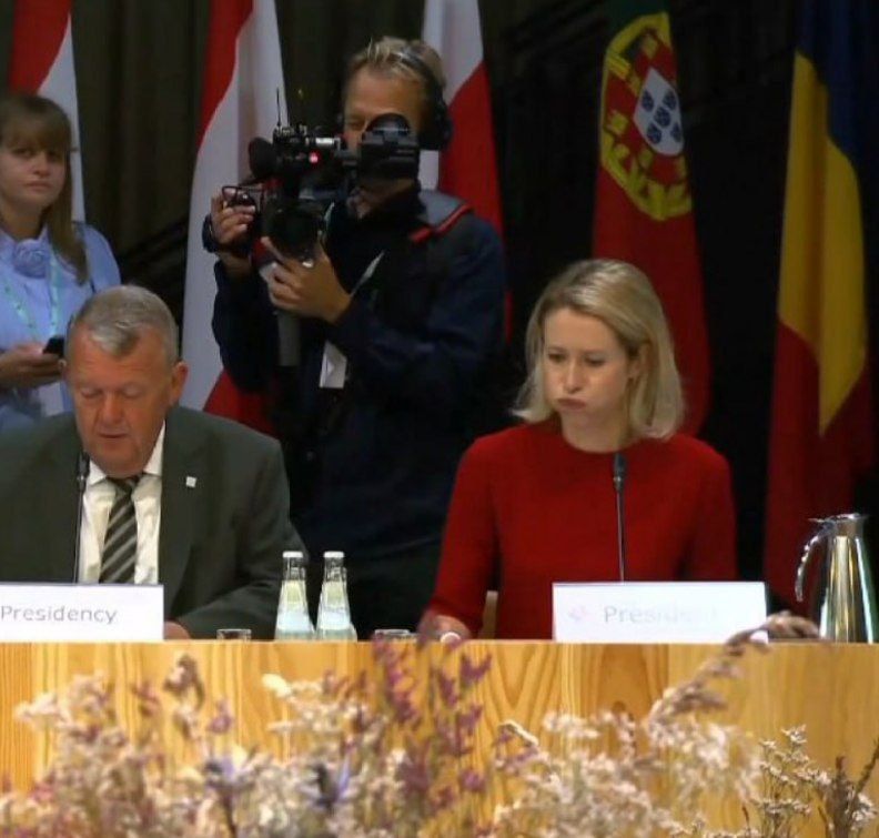 Европейским министрам подарили ручки из украинских гильз