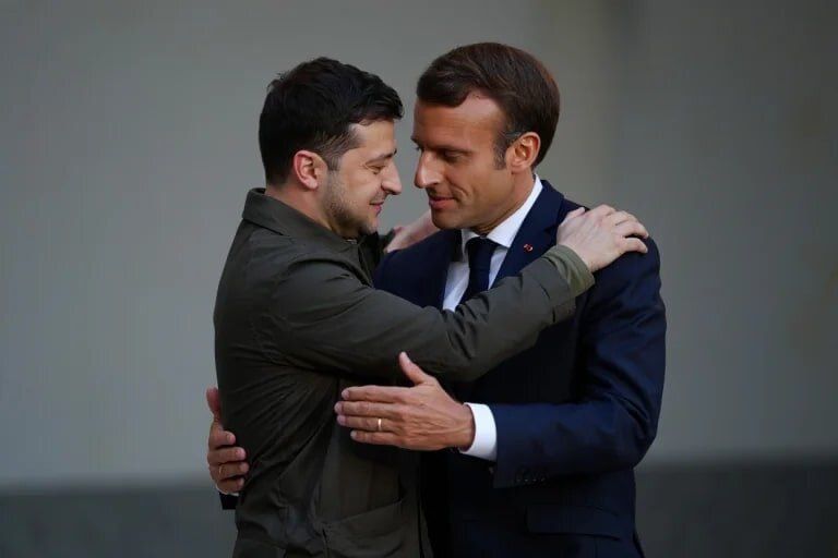 Зеленский в связке с Макроном избрали довольно нетривиальную тактику заочного давления на Трампа, пытаясь заставить его действовать в нужной им канве путем банального "подтягивания за базар"