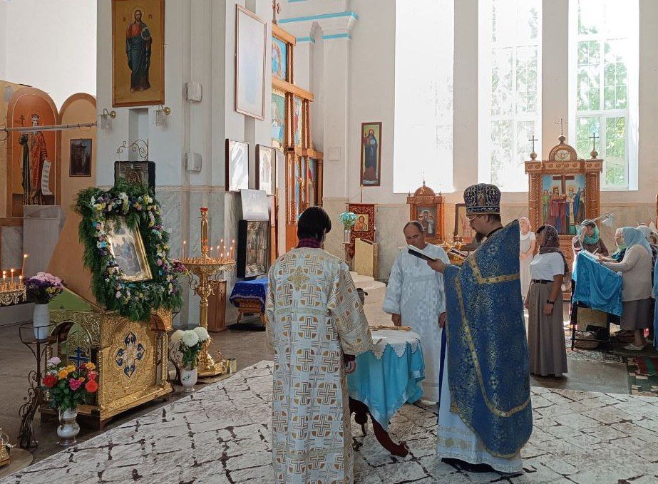 В Свято-Успенском соборе г.Токмак состоялось богослужение и молебен, собравший тех, для кого 1 сентября откроются двери учебных заведений — учащихся, педагогов и родителей