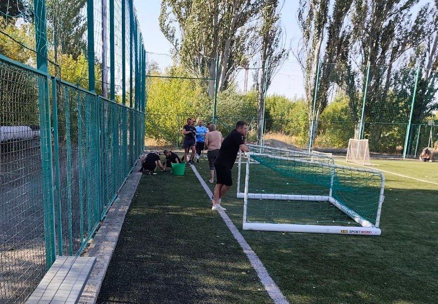 В преддверия нового учебного года сотрудники Спортивной школы г.Токмак и родители учащихся организовали субботник