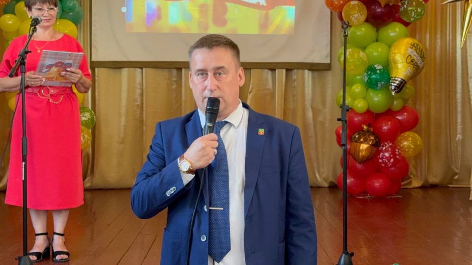 В школах округа сегодня царила атмосфера радости и волнения