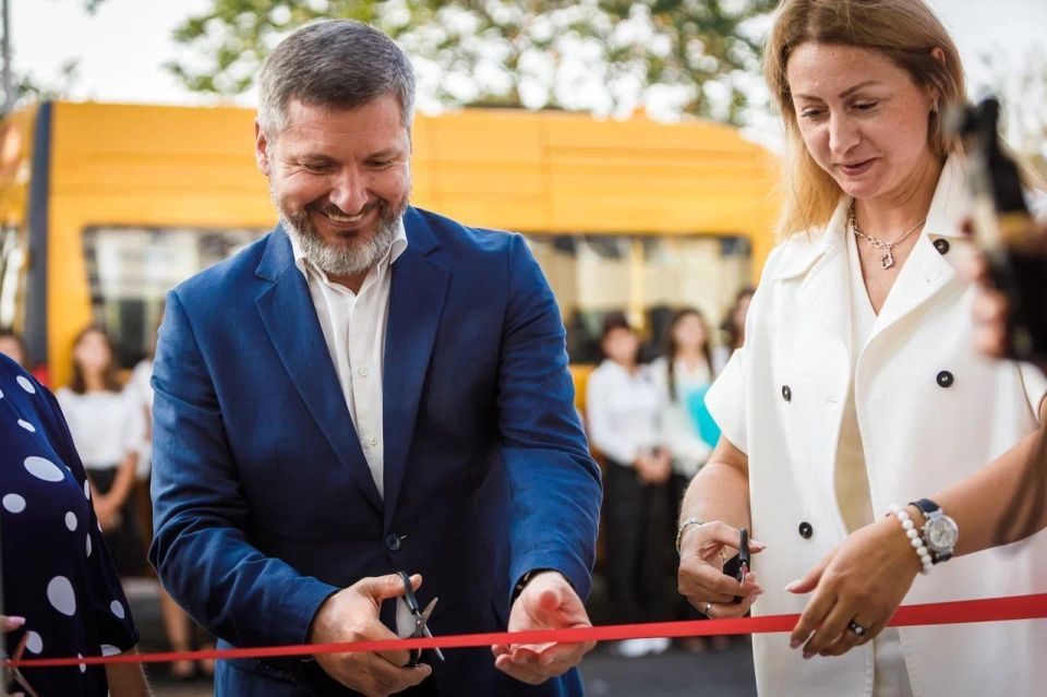 Евгений Балицкий: Сегодня в селе Орлово Мелитопольского муниципального округа и в городе Токмаке у ребят и родителей двойной праздник: новый учебный год дети начали в полностью отремонтированных образовательных учреждениях