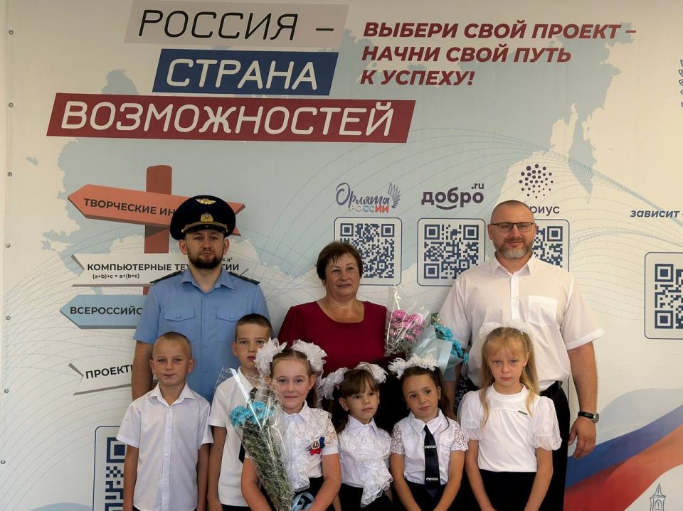 Исполняющий обязанности министра промышленности и торговли Запорожской области поздравил школьников пгт Владимировка с началом учебного года