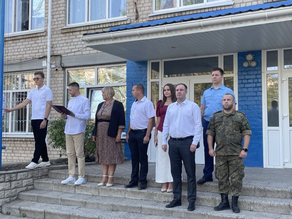 В День знаний Глава Токмакского муниципального округа Александр Калмыков посетил среднюю общеобразовательную школу № 5 им. Героя Советского Союза Павла Матюха в г. Токмак