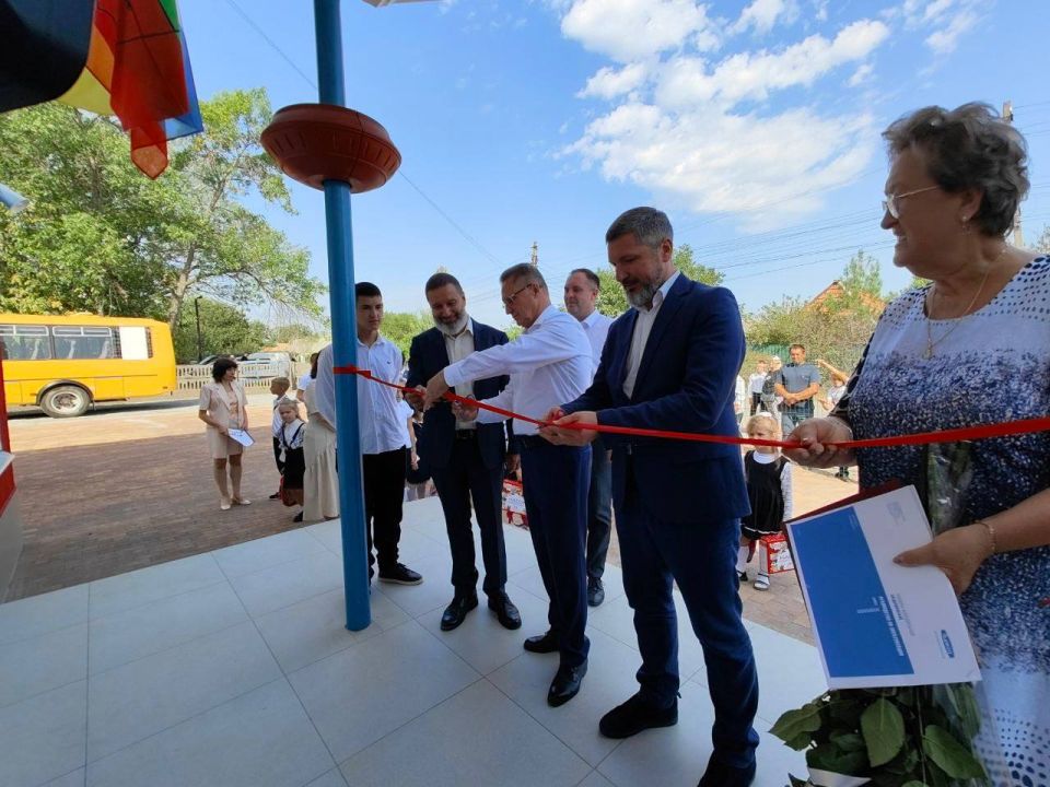 Председатель Правительства Пензенской области и руководитель шефской команды в Запорожской области Виктор Кувайцев поздравил школьников, учителей и родителей с Днем знаний