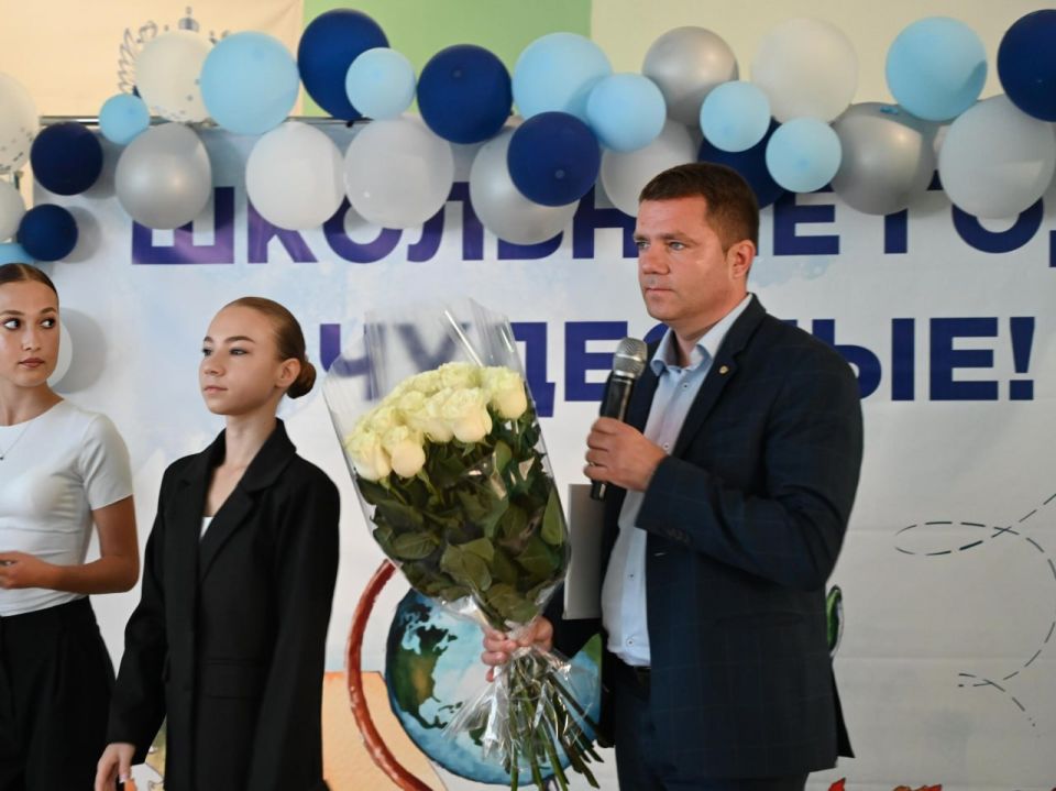 Александр Ткаченко поздравил школьников пгт