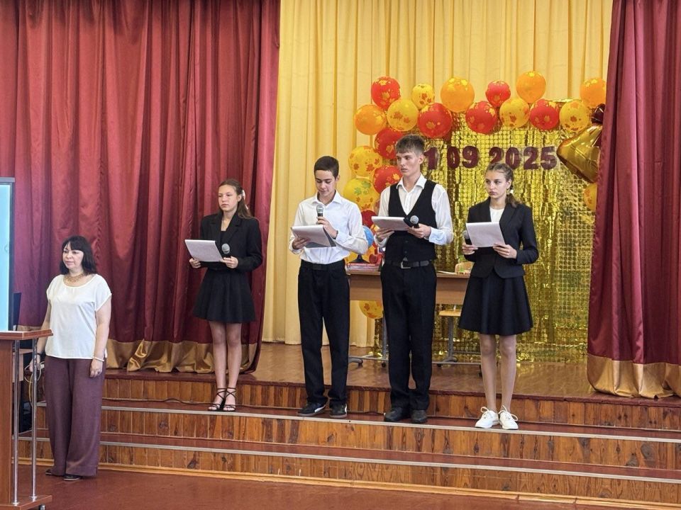 В добрый путь!. На состоявшуюся сегодня, 1 сентября, торжественную линейку в школу №2 с поздравлениями к ребятам приехали заместитель Губернатора и правительства Запорожской области Олег Толкайлов и начальник управления по...