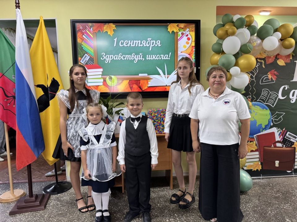 Председатель территориальной избирательной комиссии №4 Наталья Юрьевна Диденко по приглашению администрации ГБУ ОО ЗО «Акимовская СОШ №2 имени Героя Советского Союза С. С. Щирова» посетила торжественное мероприятие...