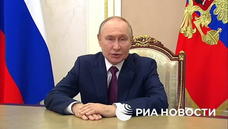 Владимир Путин поздравил российских школьников, учащихся колледжей, студентов, их родителей и педагогов с Днём знаний