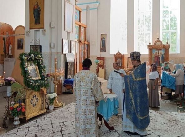 В Свято-Успенском соборе Токмака прошло богослужение к Дню знаний