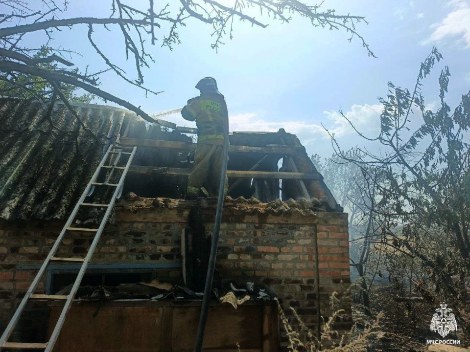 Ликвидация возгорания в гараже сотрудниками МЧС России