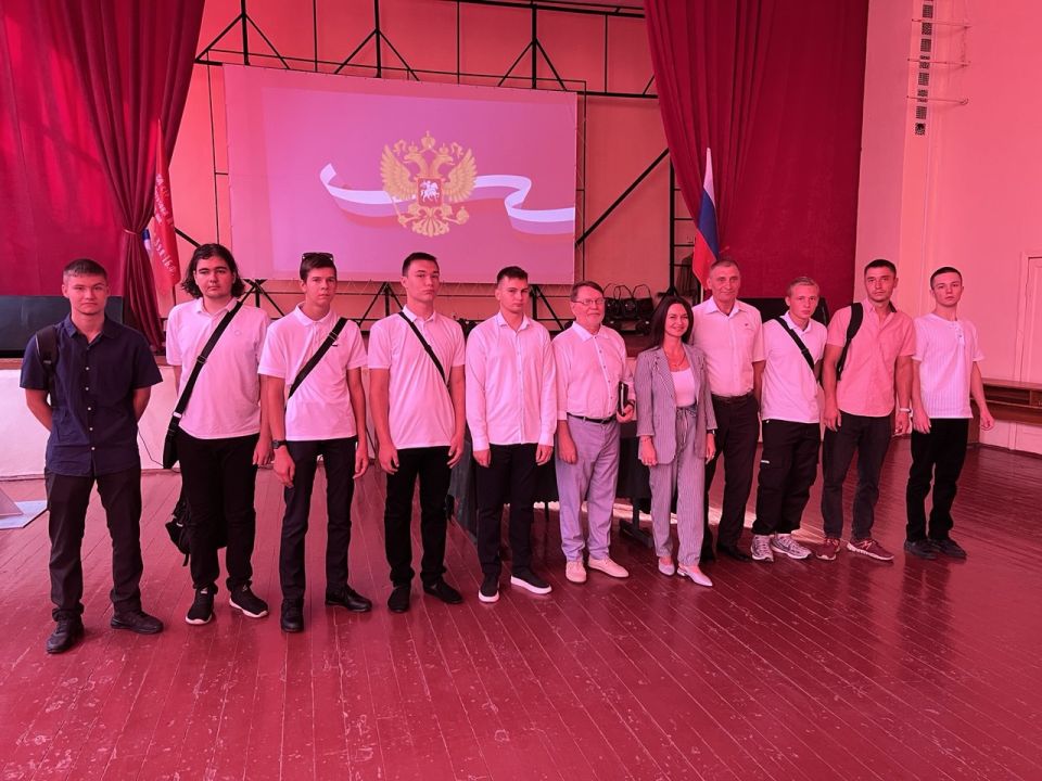 Первокурсников Днепрорудненского индустриального колледжа с началом учебного года поздравили директор колледжа Капля Алла Владимировна и депутат от партии «Единая Россия» Кулинич Сергей Анатольевич