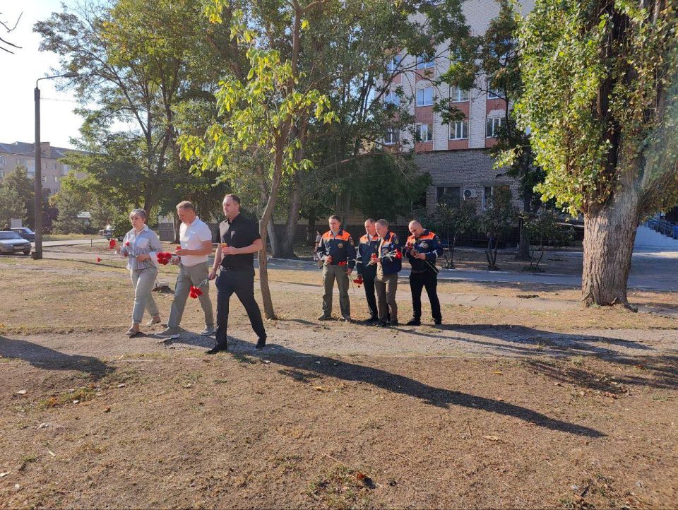 Шефы из Пензенской области возложили цветы к месту разрушения одного из корпусов больницы в Токмаке