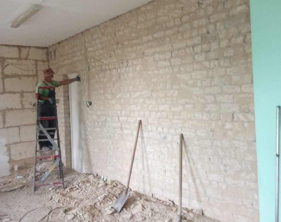 Бригада из Ингушетии приступила к ремонту учебного класса в школе №2 г. Молочанска