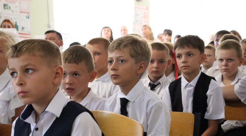 Законодательное собрание передало школе Приморска новую мебель