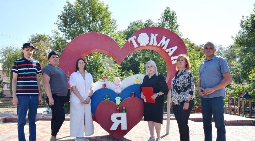 В Токмаке почтили память жертв террористических атак