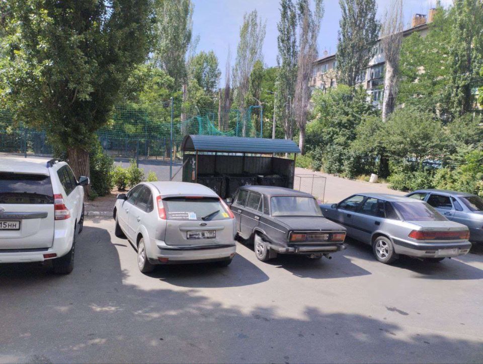 Не паркуйте автомобили возле контейнерной площадки!