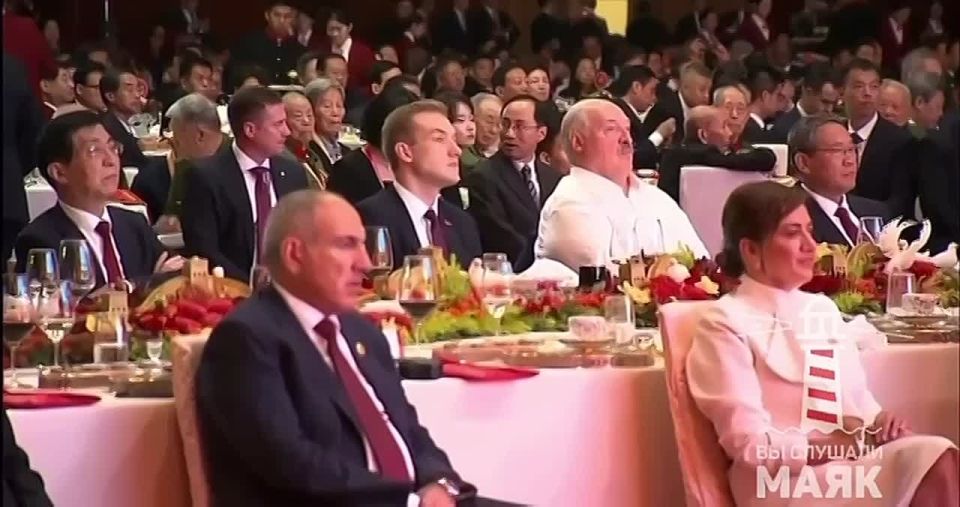 Лукашенко и его сын Коля на приёме в Пекине сидели за столом, а премьер Армении Пашинян с женой в первом ряду, но без еды и напитков