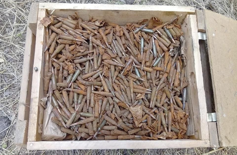 В Васильевке (Запорожская область) сотрудники МВД нашли крупный схрон боеприпасов