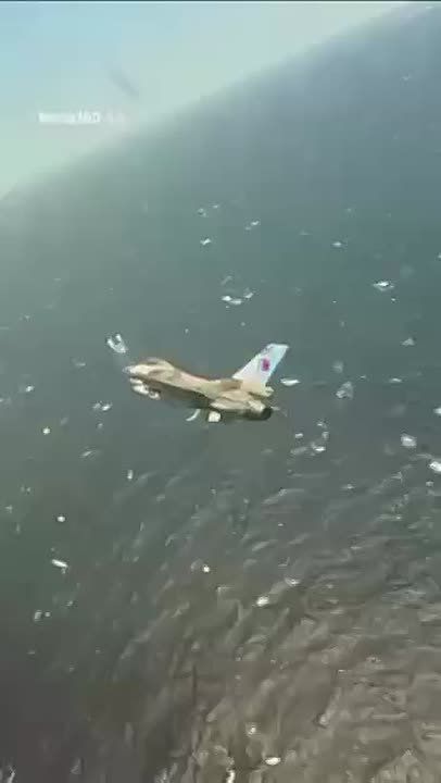 ���� ������������ F-16A ��� ��������� ��������� ���������������� ���� ��� �������� �������� USS Jason Dunham ��� ��� � ��������� ����
