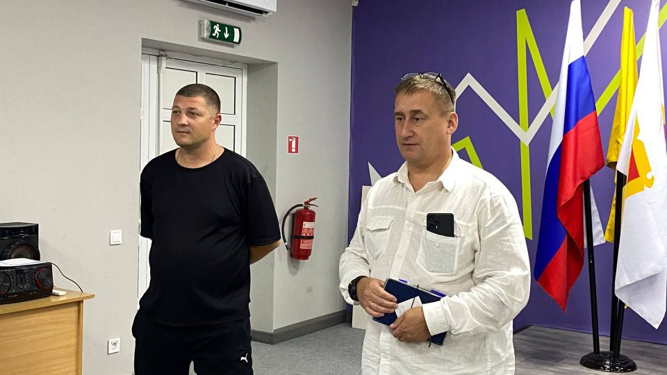 Сегодня в центре патриотического воспитания молодежь встретилась главой Акимовского муниципального округа Александром Трудоношиным, первым заместителем главы Оксаной Навроцкой и начальником отдела молодежи и спорта Ярославом...