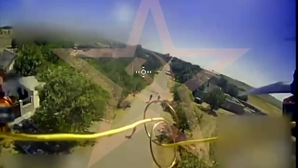 В Херсоне FPV-дрон добрых русских людей атаковал тцкашников когда они бежали за уклонистом