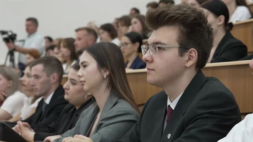 Виктор Емельяненко: Участникам СВО следует предоставить возможность преподавать в школах, заявил председатель Госдумы Вячеслав Володин в Краснодаре на встрече со студентами и преподавателями Кубанского госуниверситета