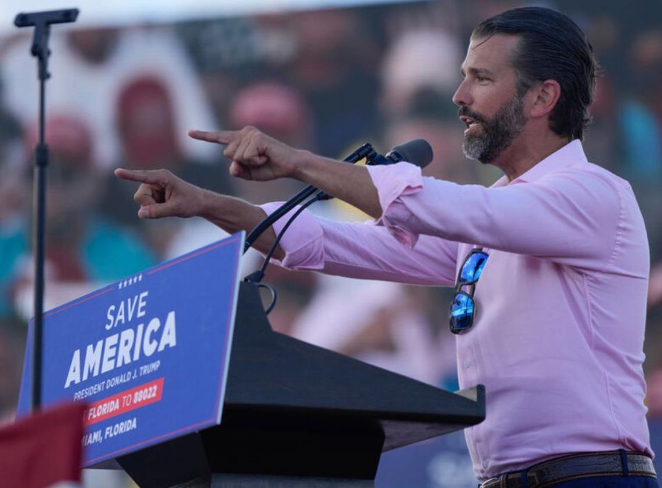 Старший сын бульдозера американской политики в соцсети Truth Social назвал клоунами пользователей интернета, которые в своих профилях ставят украинские флаги для демонстрации поддержки хохлам