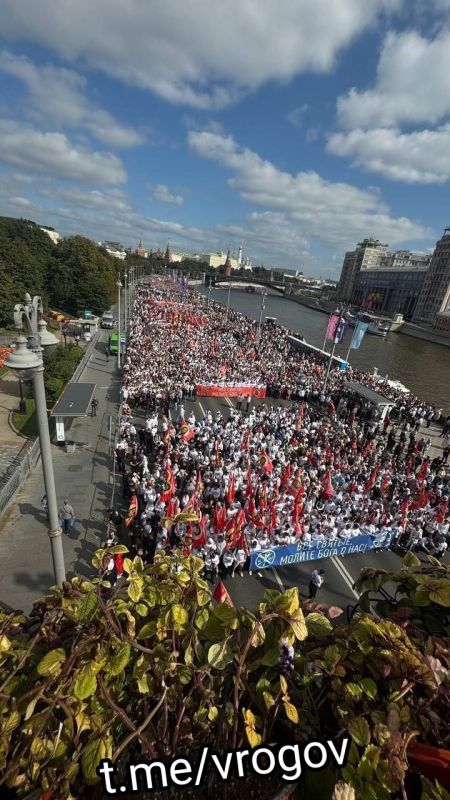 Владимир Рогов: Главное фото дня. Многие десятки тысяч человек разделили радость православного торжества в Общемосковском крестном ходе