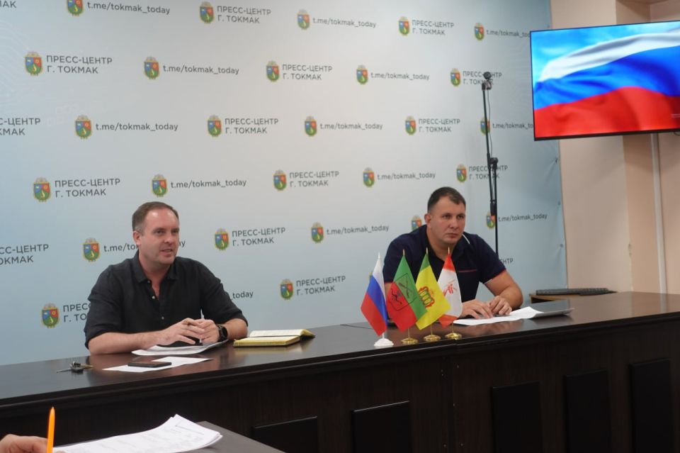 Глава Токмакского муниципального округа Александр Калмыков провел рабочее совещание, в котором приняли участие представитель шефской делегации Пензенской области Сергей Акулов, заместители и советник Главы, начальники...