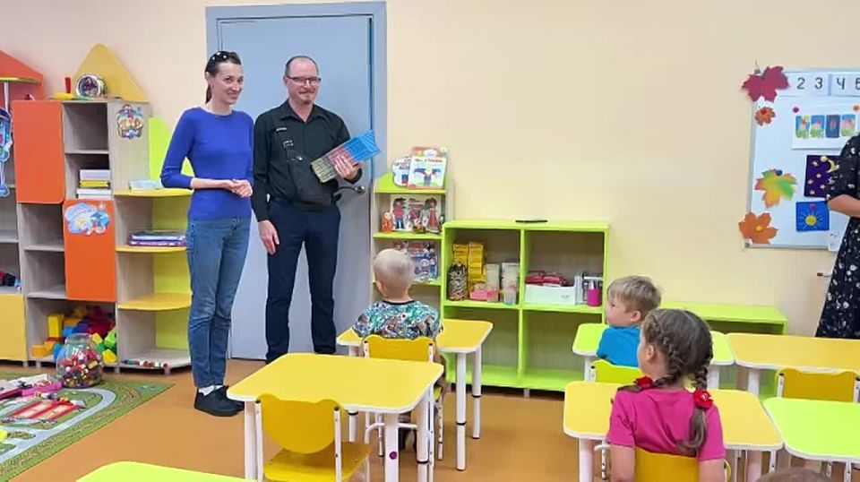 Депутаты «Единой России» дарят детям Эергодара «Азбуки Запорожья»