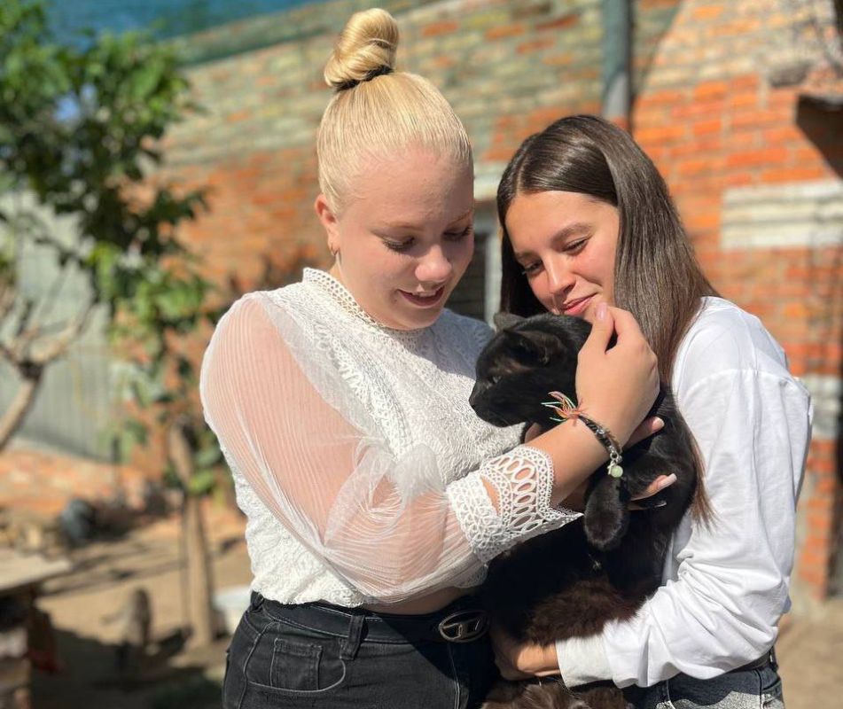 Учащиеся Молочанского многопрофильного центра профессионально-технического обучения под руководством советника директора Юлии Калининой посетили в Токмаке приют для бездомных животных