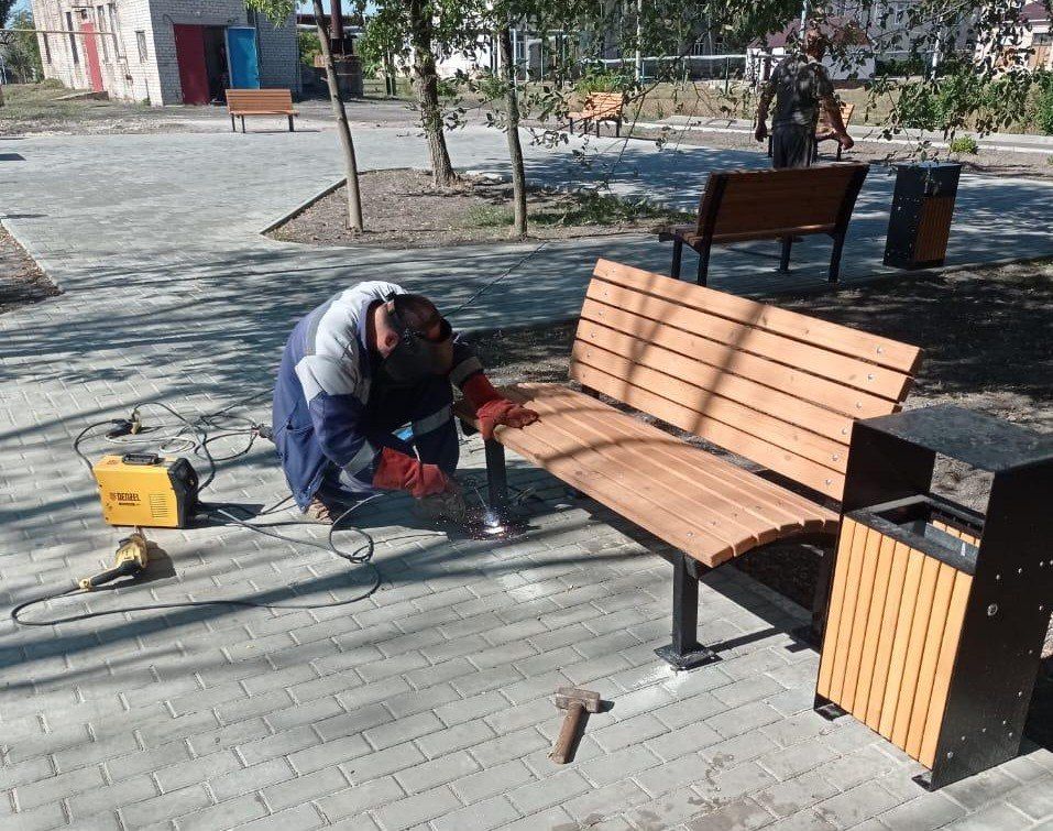 Бригада из Ингушетии отремонтировала скамейки на детской площадке в Молочанске