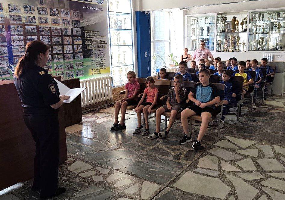 В Спортивной школе г. Токмак сотрудники отдела МВД России «Токмакский» провели для учащихся лекцию на тему «Об основных понятиях противодействию идеологии терроризма»