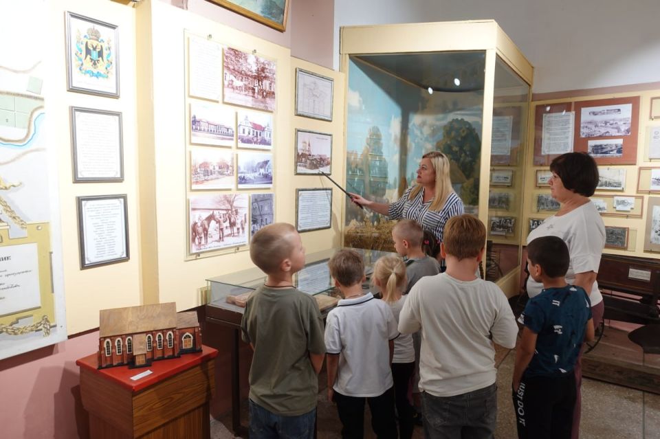 Увлекательное путешествие в прошлое совершили воспитанники подготовительной группы детсада «Калинка», побывав на экскурсии в Токмакском краеведческом музее