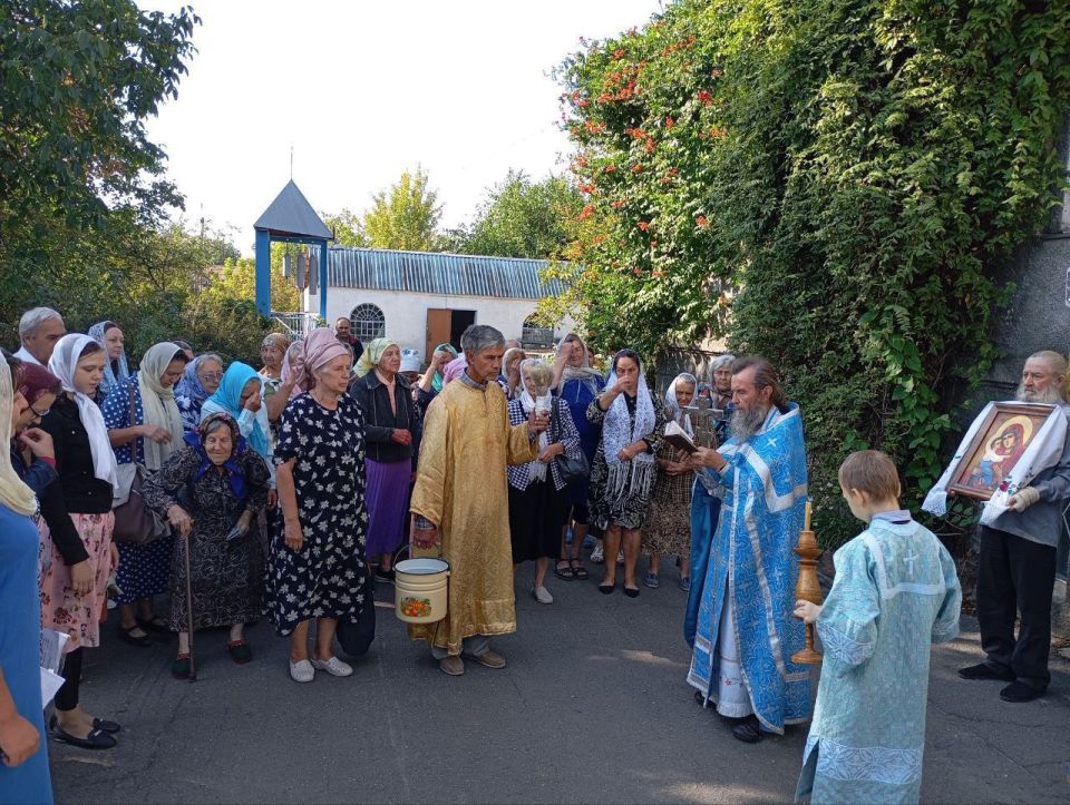 В день чествования Владимирской иконы Божией Матери, в Молочанске, в храме апостолов Петра и Павла состоялась Божественная литургия