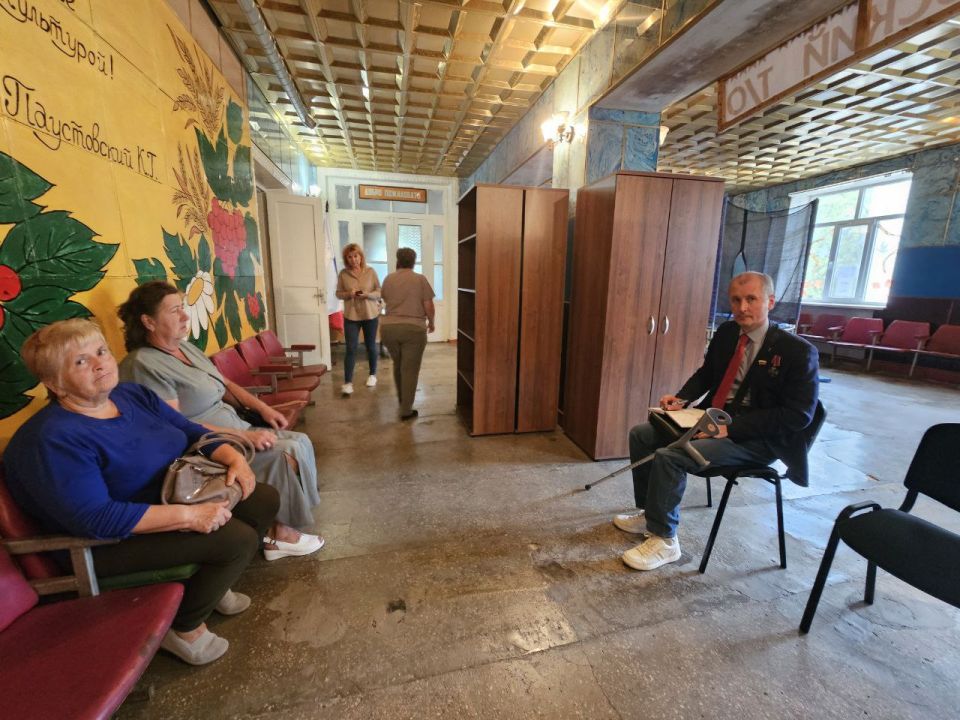 Максим Зубарев: Прошла выездная встреча с жителями с.Владимировка Акимовского муниципального округа обсудили наболевшем вопросы из основных это трудности в записи в МФЦ, высокая стоимость услуг у частных натариусов, контроль...