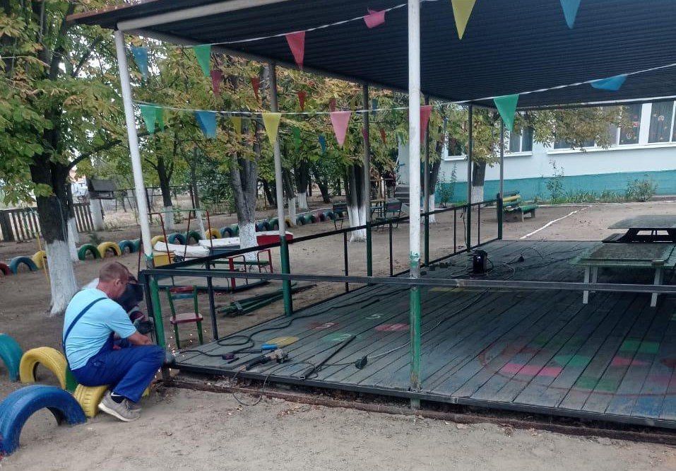 В детском саду «Тополек» г.Молочанск идут работы по ремонту игровых веранд