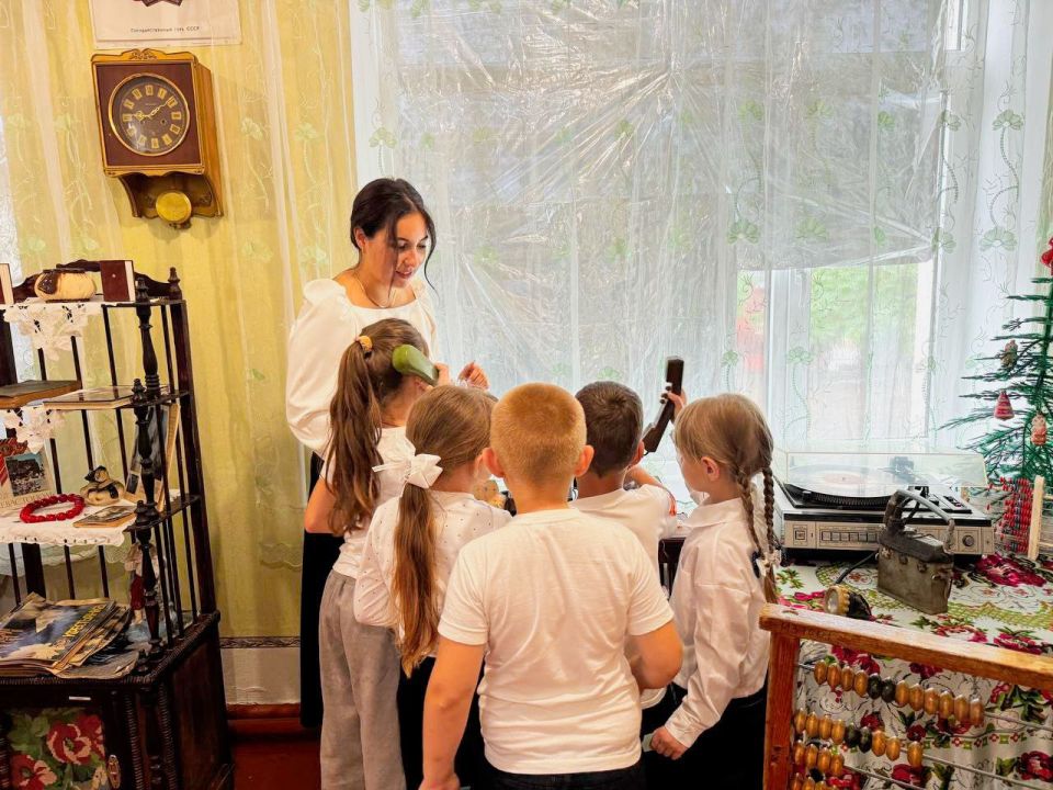 Здравствуй, музей! Первое путешествие первоклашек из Новоданиловской СОШ №32 в историю школы