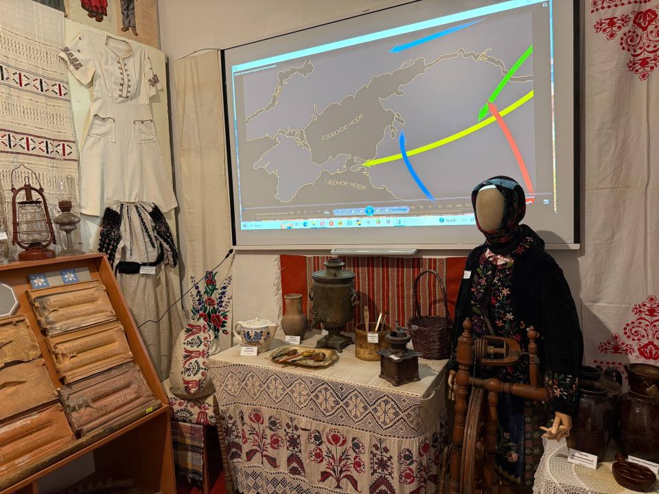 В рамках реализации национального проекта «Семья», включающий федеральный проект «Семейные ценности и инфраструктура культуры» в Акимовский историко- краеведческий музей поставлена мультимедийная техника, музейное...