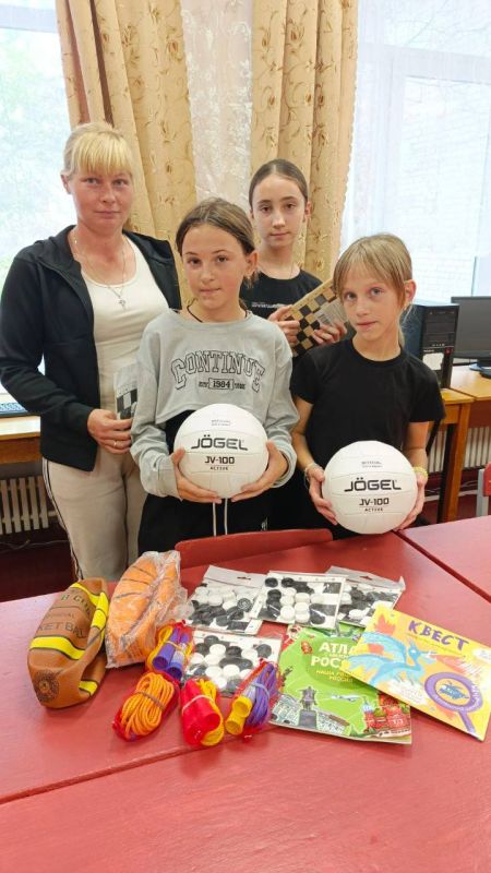 Администрация Акимовского муниципального округа передала спортивные предметы в Розовскую СОШ № 29, а именно: мячи для волейбола и баскетбола, наборы шашек и скакалки