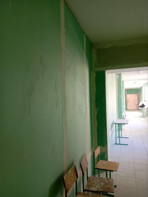 Новгородская область продолжает ремонт коридора в школе №4 Энергодара
